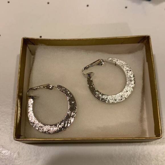 Vintage Avon Crescent Silver Toned Clip Earrings Hoops Hammered 1976 - Picture 3 of 7